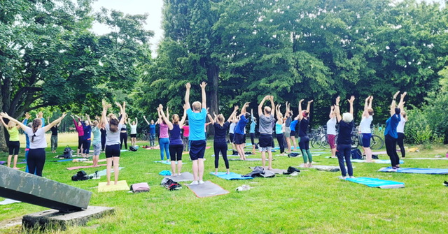 Yoga auf der Wiese